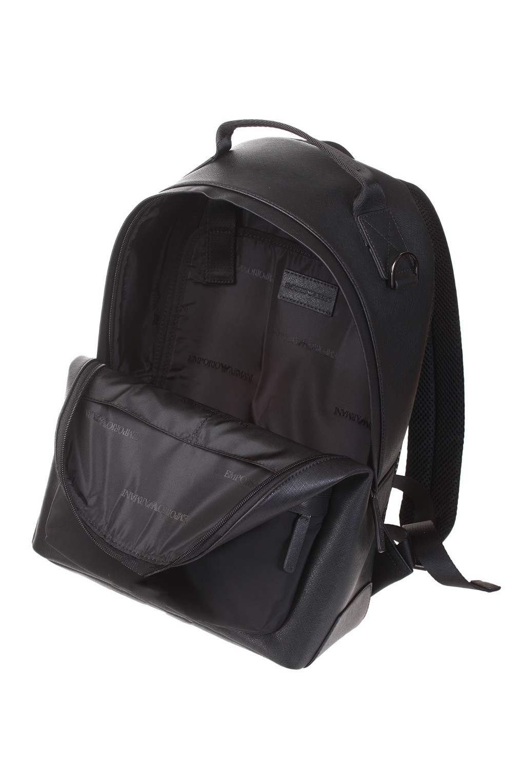 shop EMPORIO ARMANI  Zaino: Emporio Armani zaino roundshape in pelle rigenerata.
Stampa saffiano.
Brand logo, maxi aquila tono su tono con effetto 3D.
Manico singolo.
Chusura con zip.
Interno foderato.
Tasca esterna con zip.
Scomparto porta pc.
Dimensioni: 27 x 40 x 14,5 cm.
Composizione: 100% poliuretano.
Fabbricato in Cina.

Ogni prodotto realizzato in pelle rigenerata è il frutto di un processo ecosostenibile che sfrutta il riutilizzo delle rimanenze delle pelli, lavorate e assemblate in totale assenza di colla e con attenzione al risparmio idrico. La riduzione di spreco di risorse contribuisce a renderlo un materiale eco-compatibile a basso impatto ambientale che mantiene però le stesse qualità, alla vista e al tatto, della pelle vera. Un materiale che risponde ai requisiti di certificazione RCS (Recycle Content Standard).. Y4O362 Y154J-81073 number 2707137